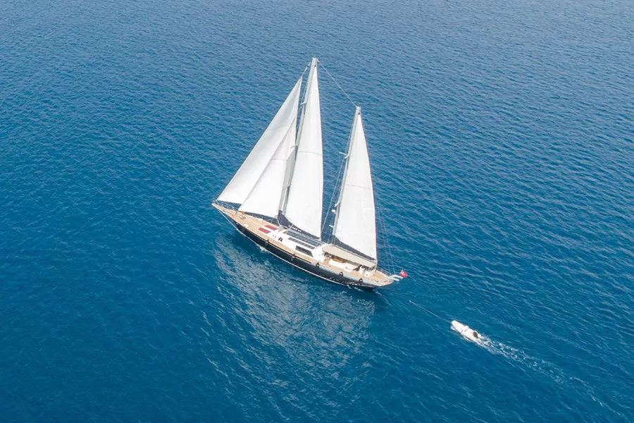 Segelyacht Titanic Moss | 40 m | bis zu 12 Personen | privater Koch | Sauna | mit Kaptain Kopie